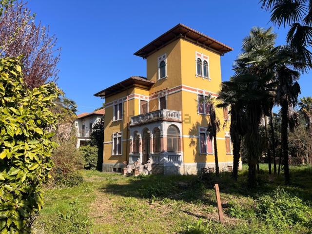 Case e ville in vendita di 670 m² in Via Francesco Rismondo, 2