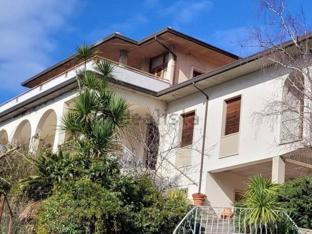 Case e ville in vendita di 670 m² in Via Roma