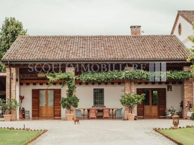 Case e ville in vendita di 674 m² in Via Ippolito Nievo