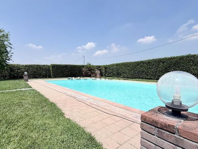 Case e ville in vendita di 680 m² in Via G. Dossetti, 50