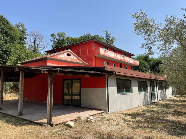 Case e ville in vendita di 680 m² in Via Ninfina