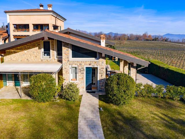 Case e ville in vendita di 681 m² in Via Albano Zanella