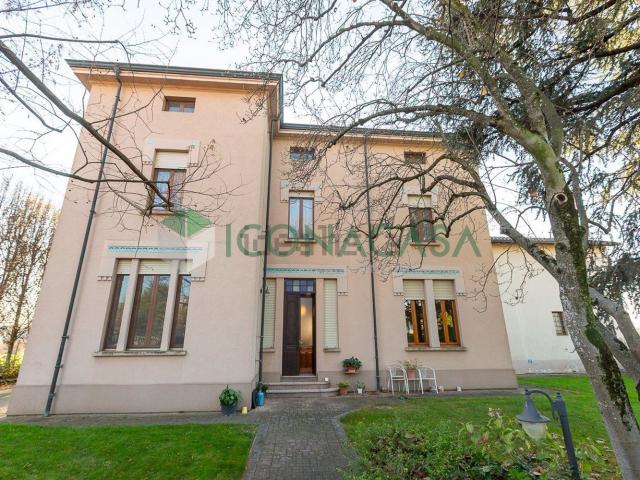 Case e ville in vendita di 681 m² in Viale Po