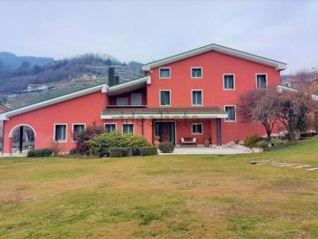 Case e ville in vendita di 686 m² in Via V. Alfieri, 24