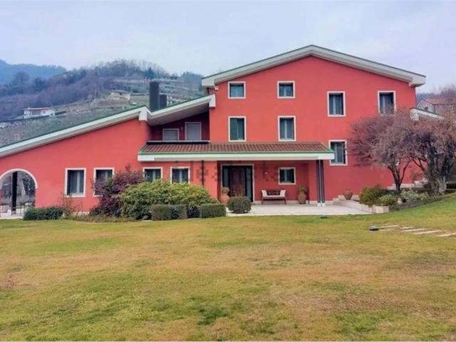 Case e ville in vendita di 686 m² in Via V. Alfieri