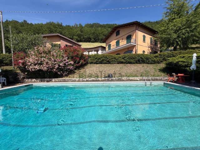 Case e ville in vendita di 690 m²
