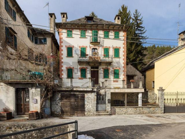 Case e ville in vendita di 690 m² in Via San Defendente, 8