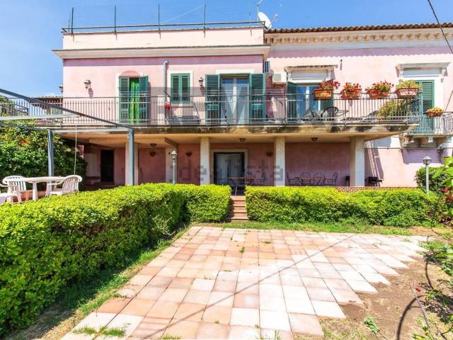 Case e ville in vendita di 690 m² in Via Umberto, 3