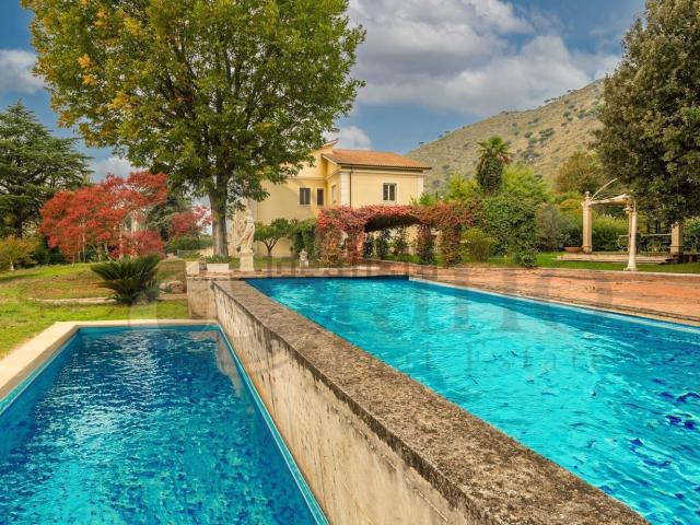 Case e ville in vendita di 692 m² in Via Casilina, 17