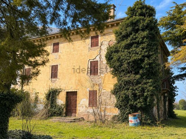 Case e ville in vendita di 693 m² in Via Nogarola