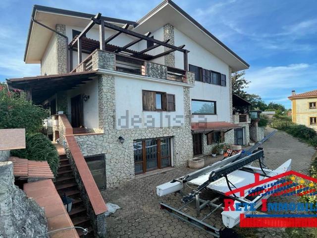 Case e ville in vendita di 695 m² in Via Fontanelle