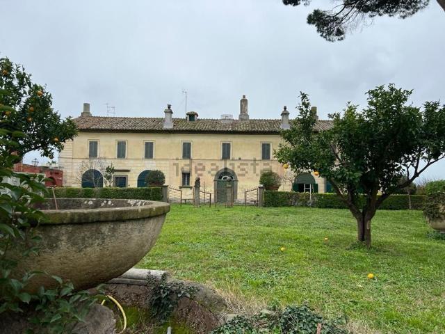 Case e ville in vendita di 695 m² in Via Nettunense, 126