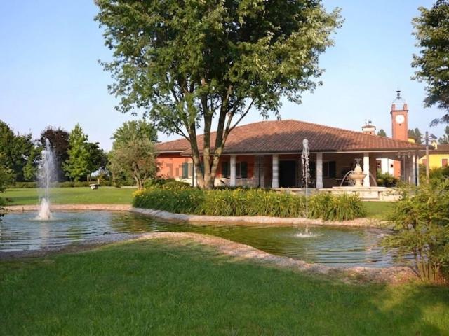 Case e ville in vendita di 699 m² in Via IV Novembre