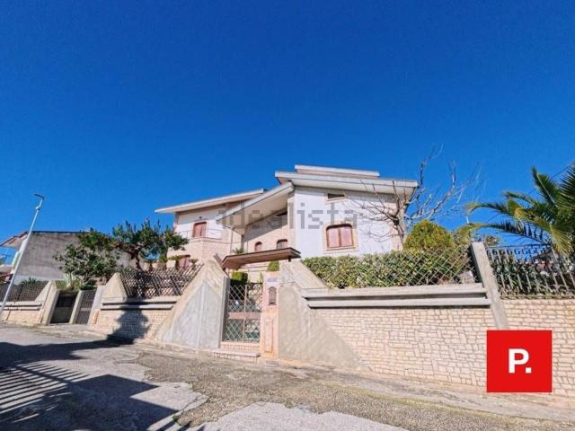 Case e ville in vendita di 700 m² in Via Circumvallazione, 2