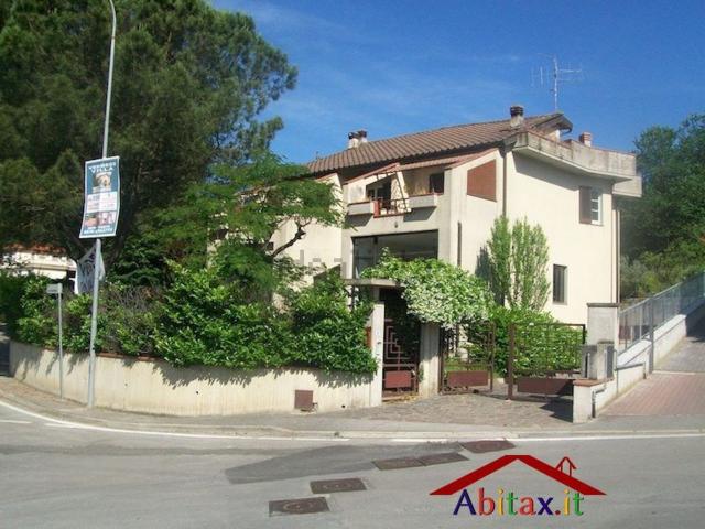 Case e ville in vendita di 700 m² in Via G. Deledda, 1