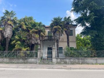 Case e ville in vendita di 700 m² in Via G. Matteotti
