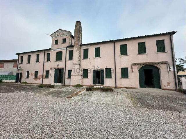 Case e ville in vendita di 700 m² in Via Giovanni XXIII, 151