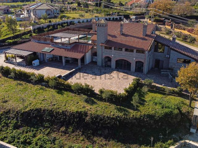 Case e ville in vendita di 700 m² in Via degli Uccelletti