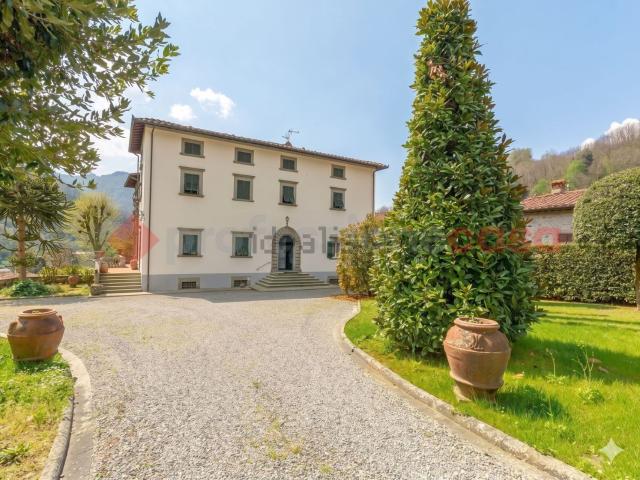 Case e ville in vendita di 700 m² in Via della Chiesa, 4