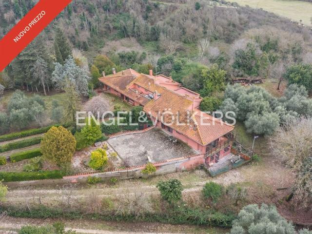 Case e ville in vendita di 700 m² in Via della Marcigliana