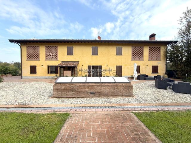 Case e ville in vendita di 700 m² in Via Vignola, 24