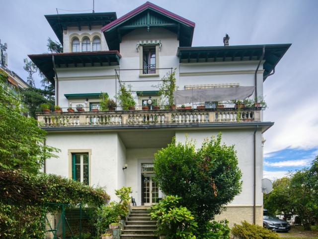 Case e ville in vendita di 700 m² in Viale Giuseppe Azari, 43