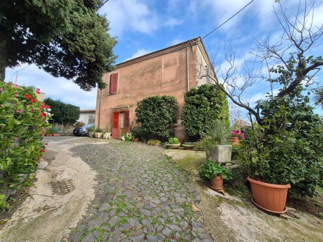 Case e ville in vendita di 700 m² in Contrada Comune, 35