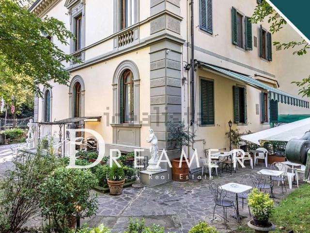 Case e ville in vendita di 700 m² in Piazzale Michelangelo, 1