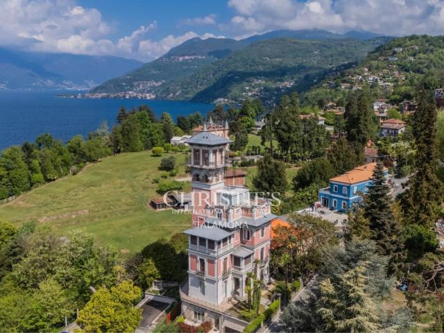 Case e ville in vendita di 710 m² in Via Lugano, 11
