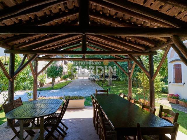 Case e ville in vendita di 712 m²