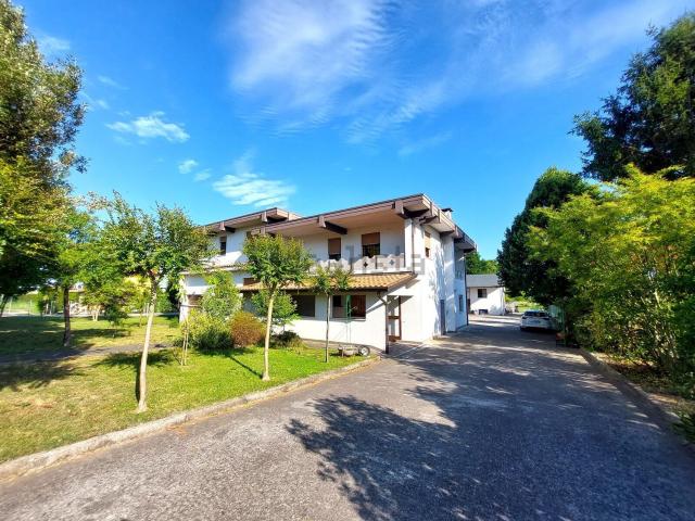 Case e ville in vendita di 715 m² in Via Millepertiche, 81