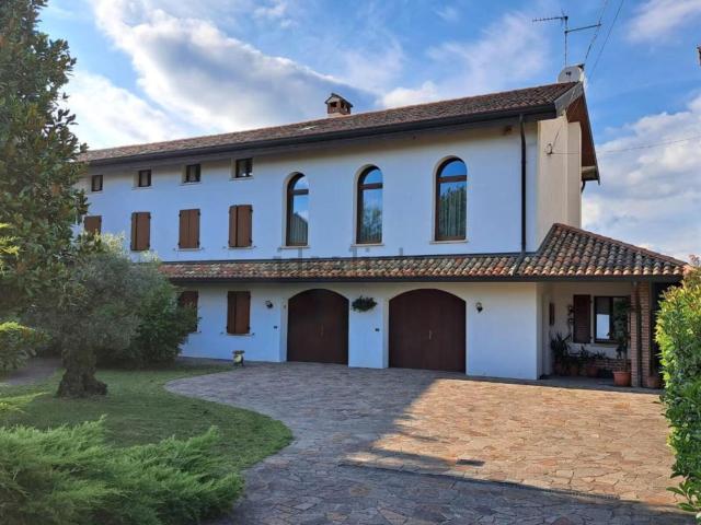 Case e ville in vendita di 716 m² in Via del Monumento, 15