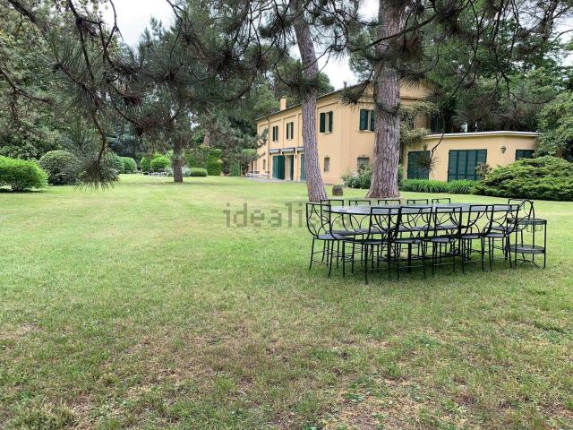 Case e ville in vendita di 719 m² in Via Chianciano, 91