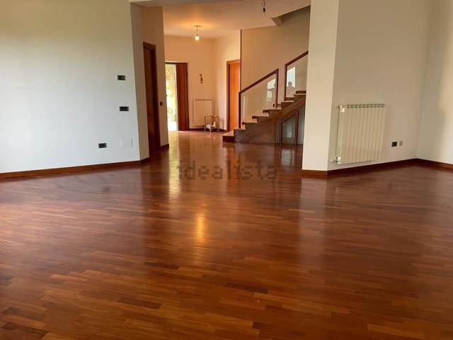 Case e ville in vendita di 720 m² in Via Corrado Alvaro