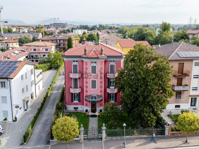 Case e ville in vendita di 720 m² in Viale Stazione