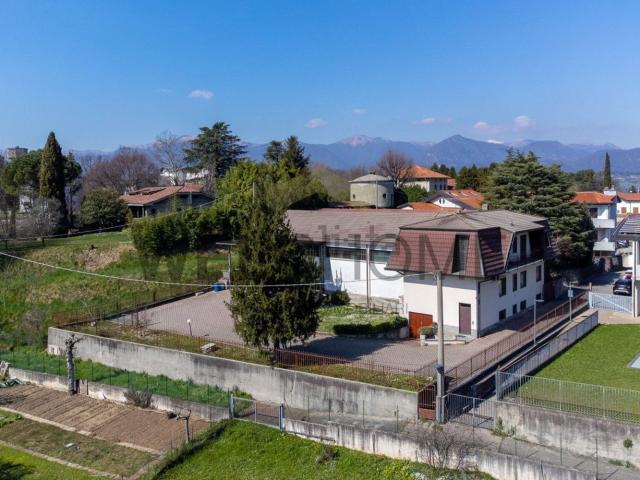 Case e ville in vendita di 720 m² in Piazza Martiri della Libertà, 4