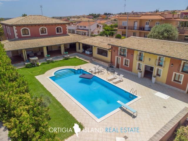 Case e ville in vendita di 725 m²