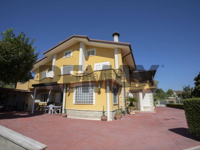 Case e ville in vendita di 726 m² in Via Mezzanotte, 11