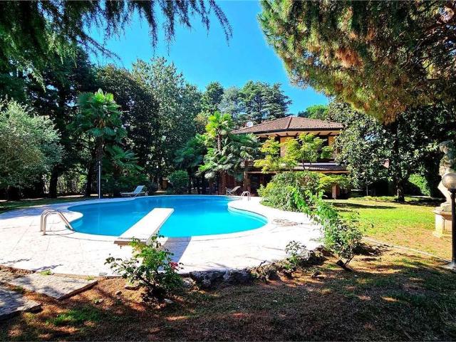Case e ville in vendita di 730 m²