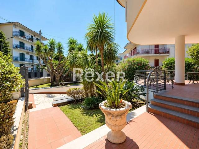 Case e ville in vendita di 730 m² in Traversa T. Guerriero, 5