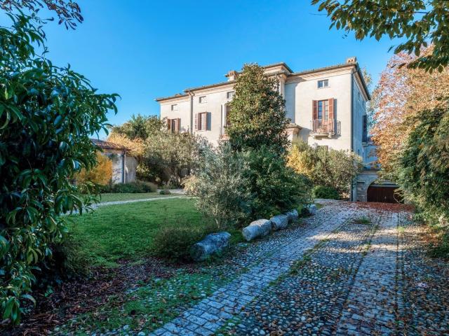 Case e ville in vendita di 730 m² in Via Guglielmo Marconi