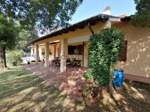 Case e ville in vendita di 730 m² in Via Poggio dei Colli