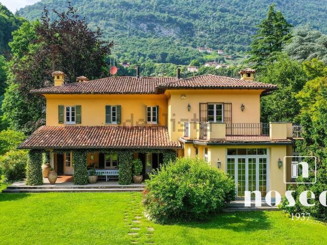 Case e ville in vendita di 732 m² in Via Luigi Vaccani