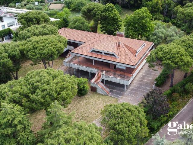 Case e ville in vendita di 737 m² in Via del Pettirosso