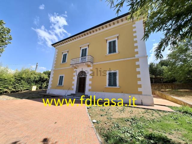 Case e ville in vendita di 740 m² in Via Colline, 42