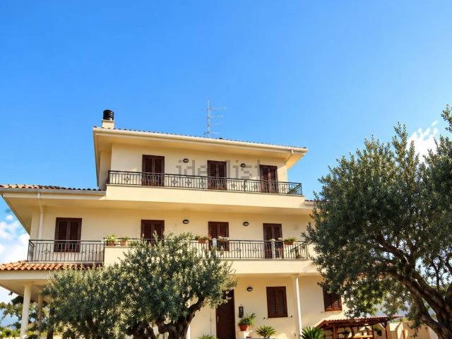 Case e ville in vendita di 744 m² in Via degli Uliveti, 45