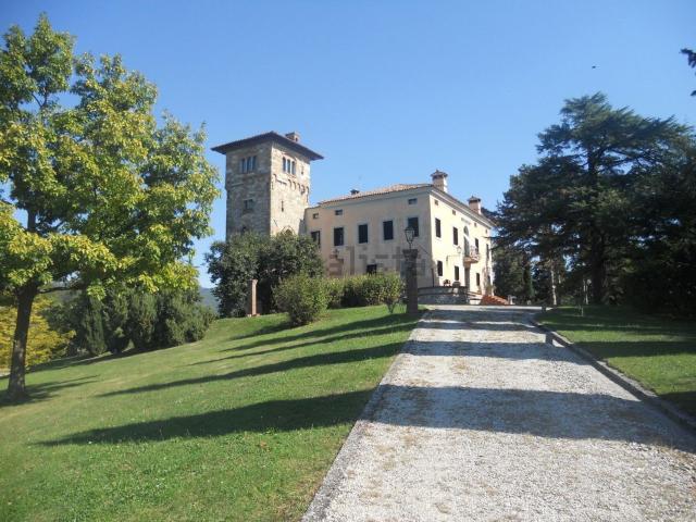 Case e ville in vendita di 1330 m² in Via Cividale