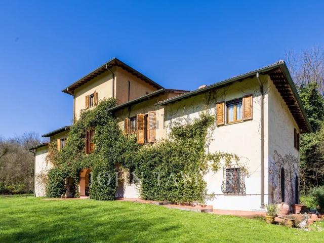 Case e ville in vendita di 755 m²