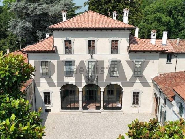 Case e ville in vendita di 760 m² in Via Edmondo de Amicis, 5