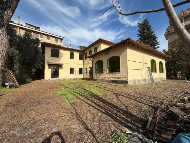 Case e ville in vendita di 762 m² in Via Flaminia, 737